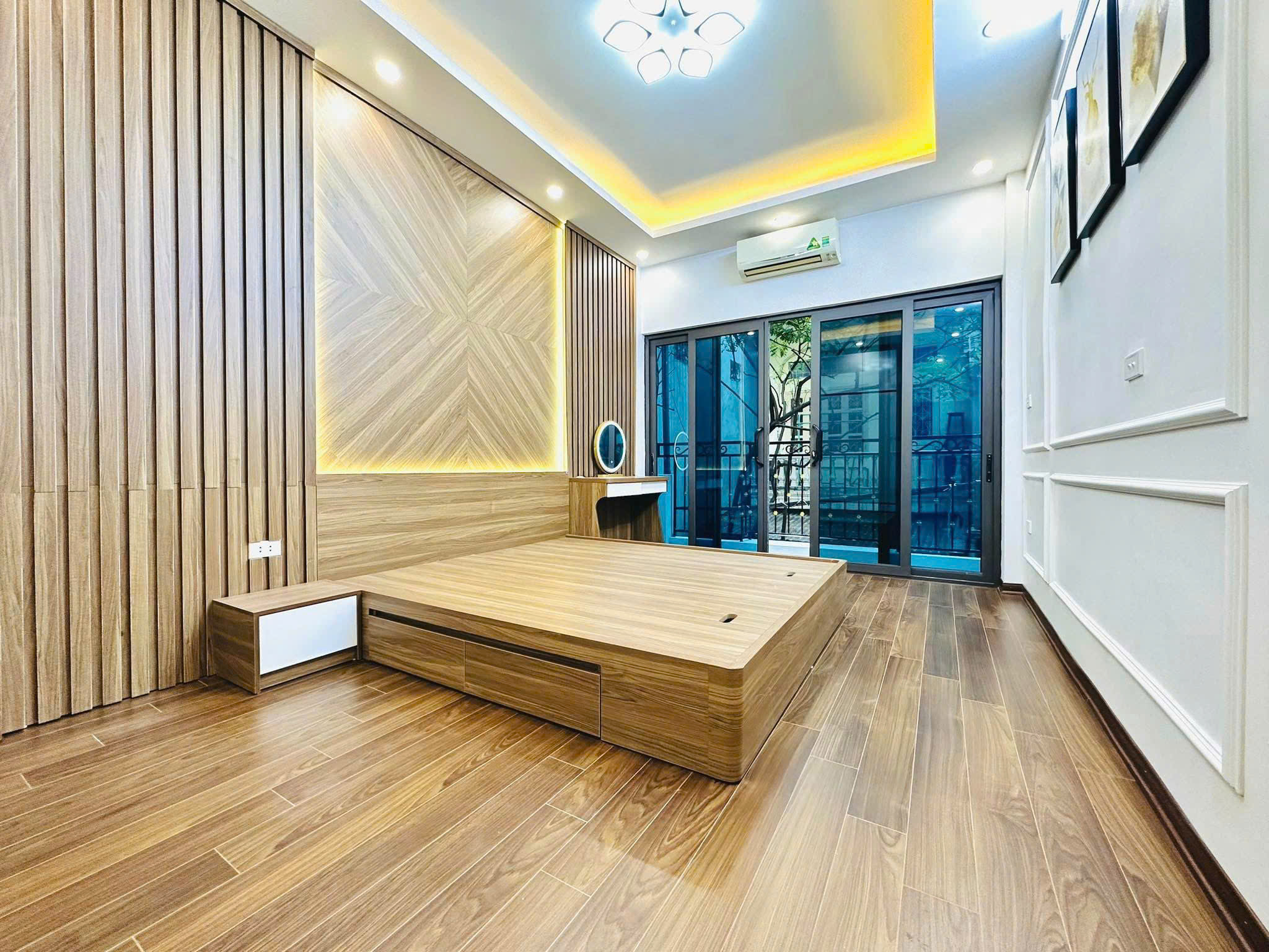 Cho thuê nhà ngõ 22 Tôn Thất Tùng, 4 tầng x 30m2, Full đồ chỉ việc vào ở, 12.5 triệu - Ảnh 1